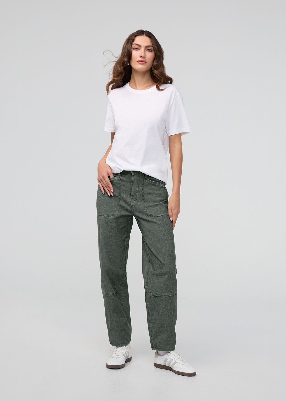Pantalon utilitaire en toile extensible noir « Black Spruce » pour femme (photo en pied)