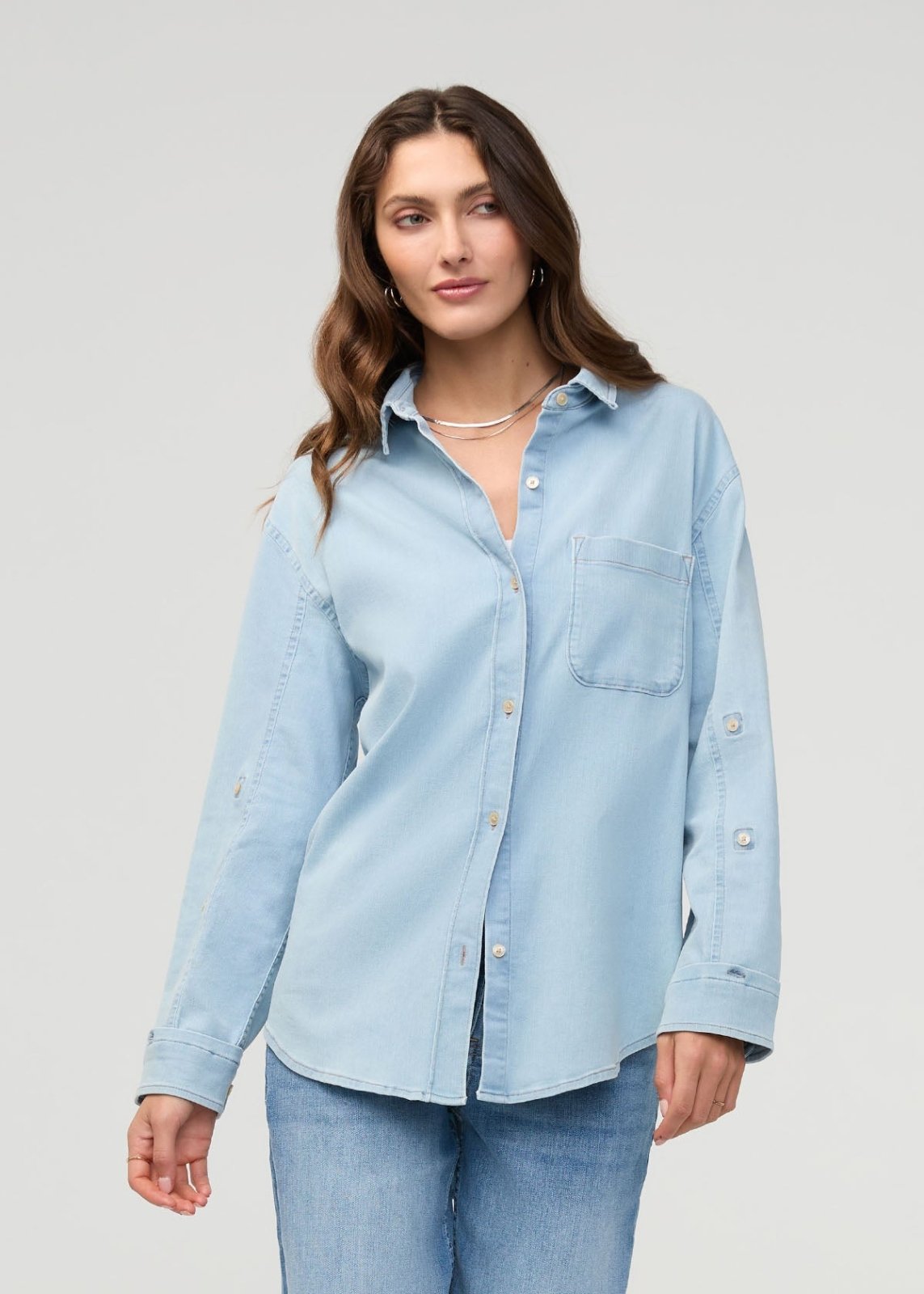 Chemise décontractée en denim léger délavé pour femme, boutonnée sur le devant