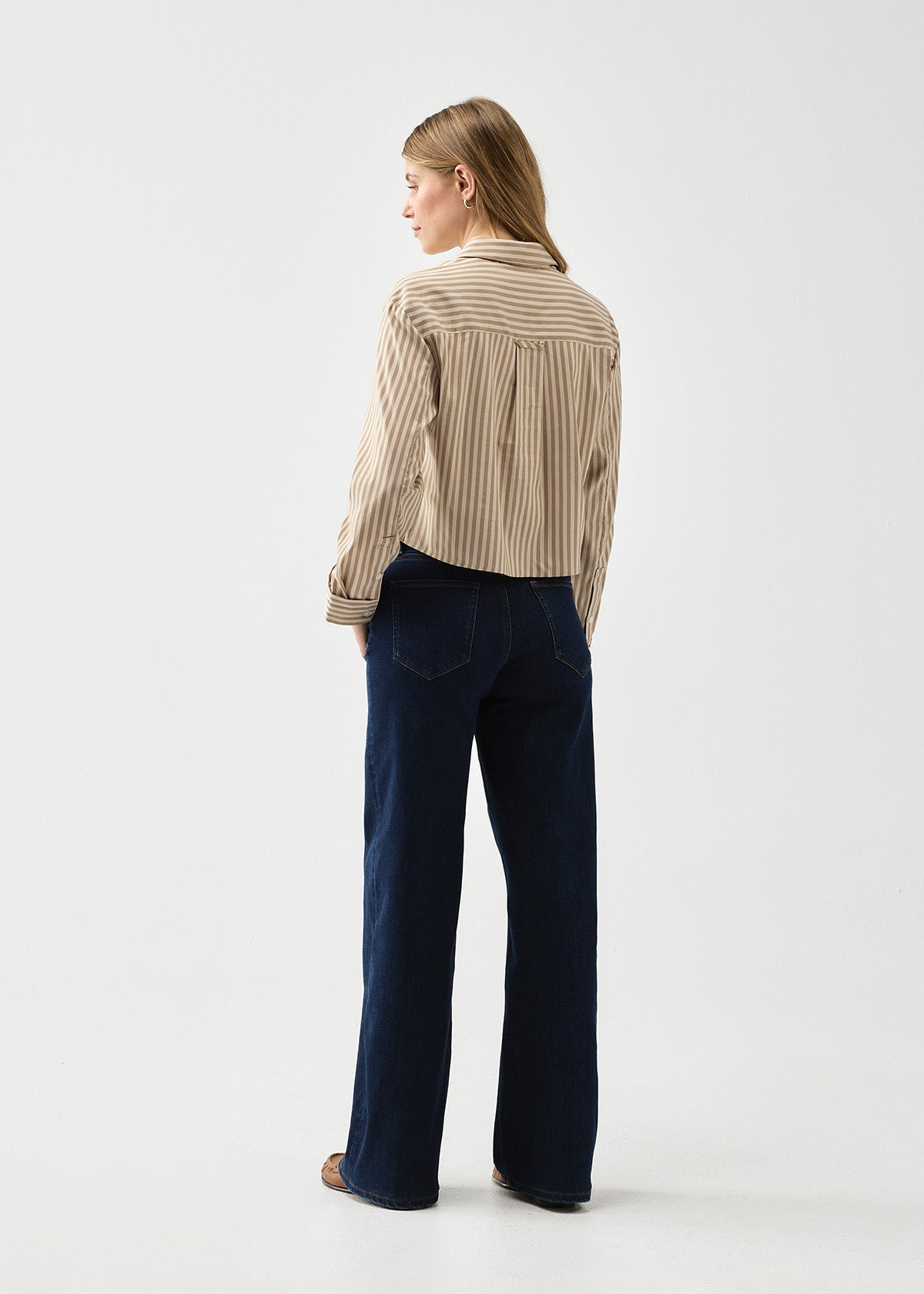 Chemise boutonnée pour femme en sergé « Warm Sand Stripe », avec dos intégral