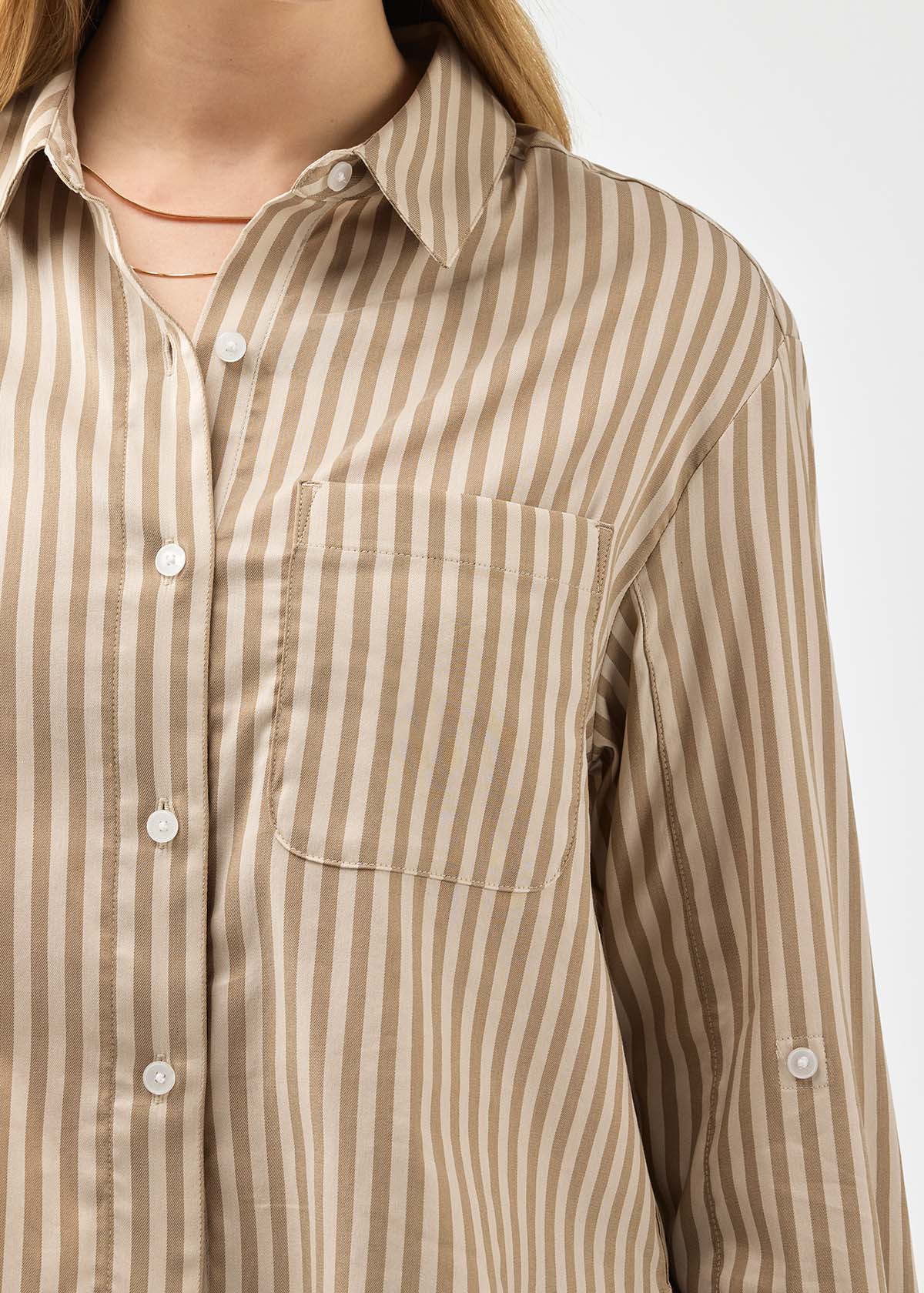 Chemise pour femme en sergé « Warm Sand Stripe » à boutons, avec poche avant
