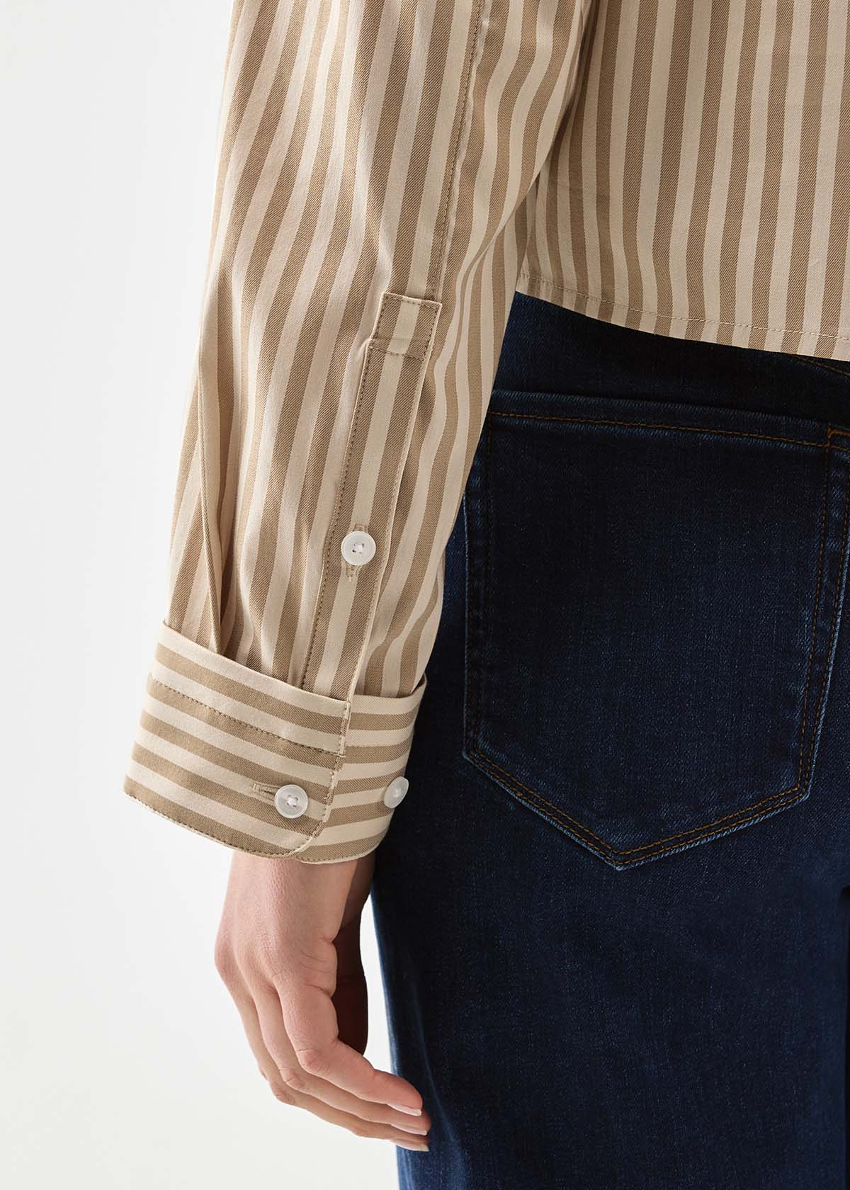Chemise boutonnée en sergé « Warm Sand Stripe » pour femme : détail de la manche arrière gauche