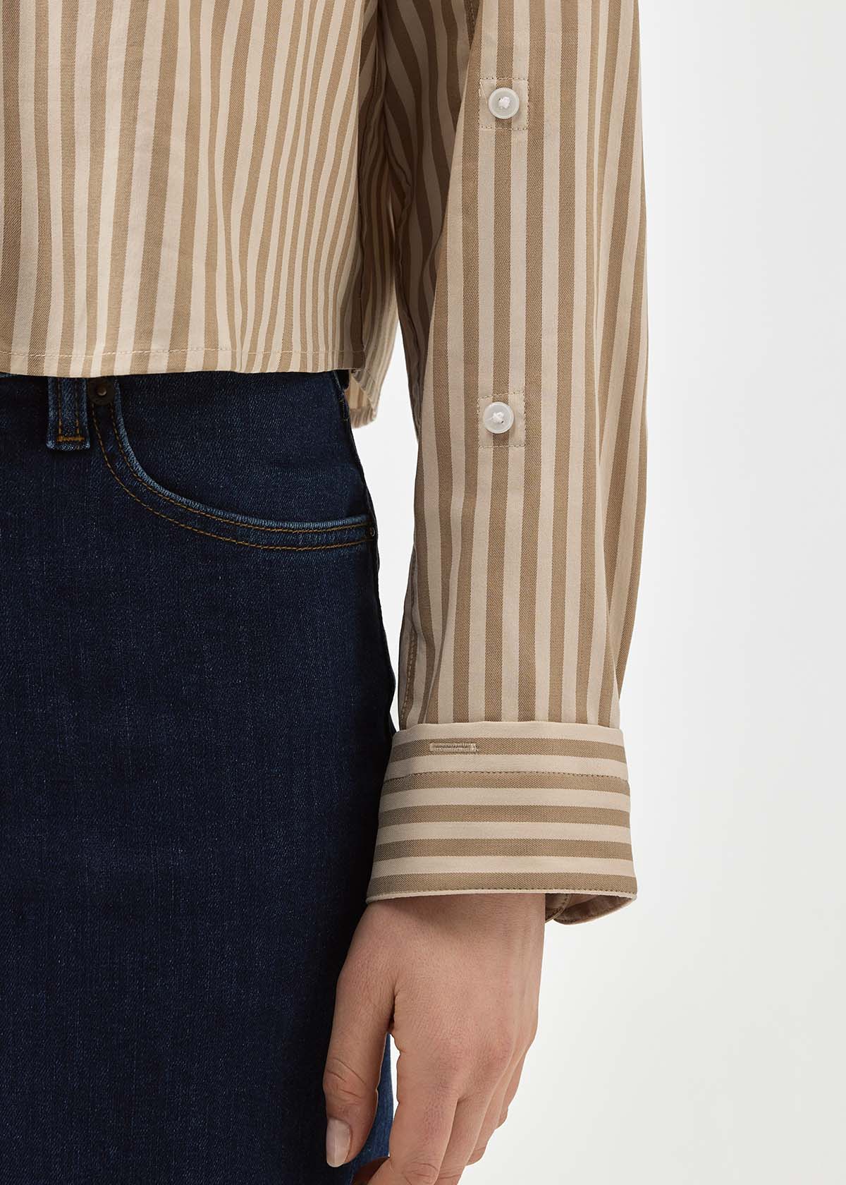 Chemise boutonnée en sergé « Warm Sand Stripe » pour femme : détail de la manche gauche