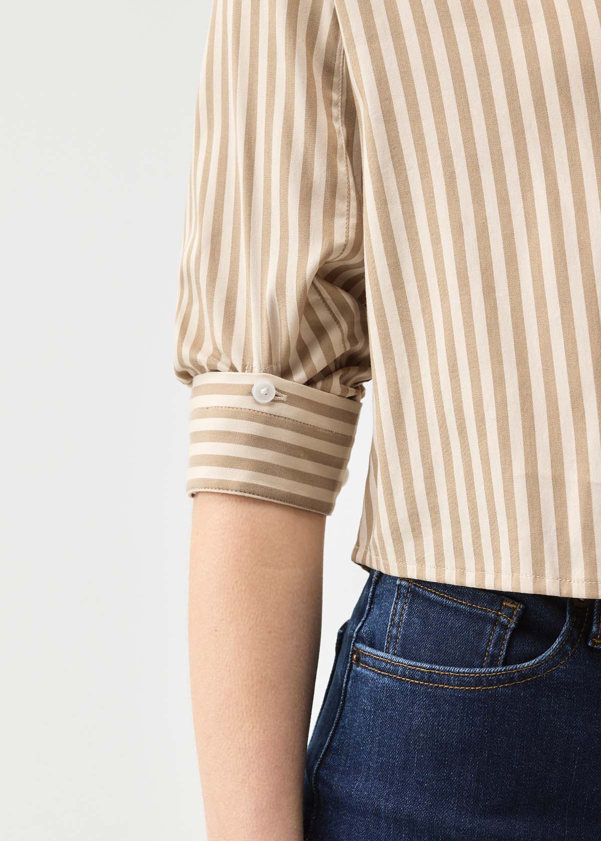 Chemise à boutons pour femme en sergé « Warm Sand Stripe », avec détail de manche retroussée au niveau du bras droit