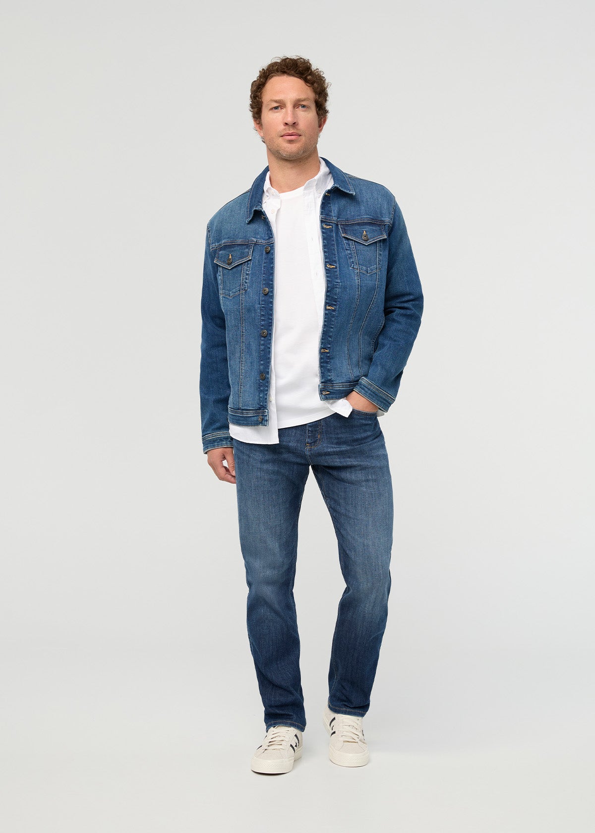 jeans-performance-pour-homme-coupe-ample-et-effilée-ocean-swell - vue de face en pied