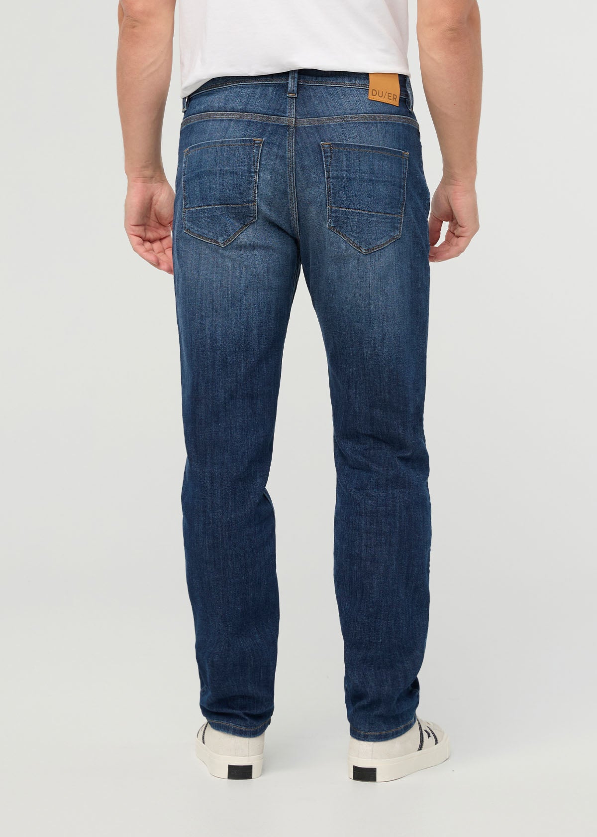 jeans-performance-pour-hommes-coupe-ample-et-effilée-ocean-swell retour