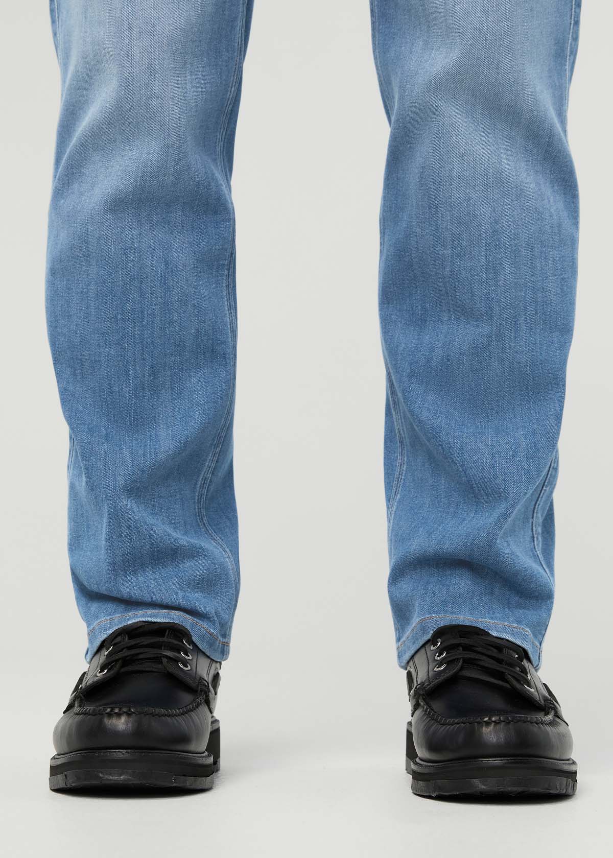 mens-performance-denim-loose-taper-vintage-seaside front ankle detail