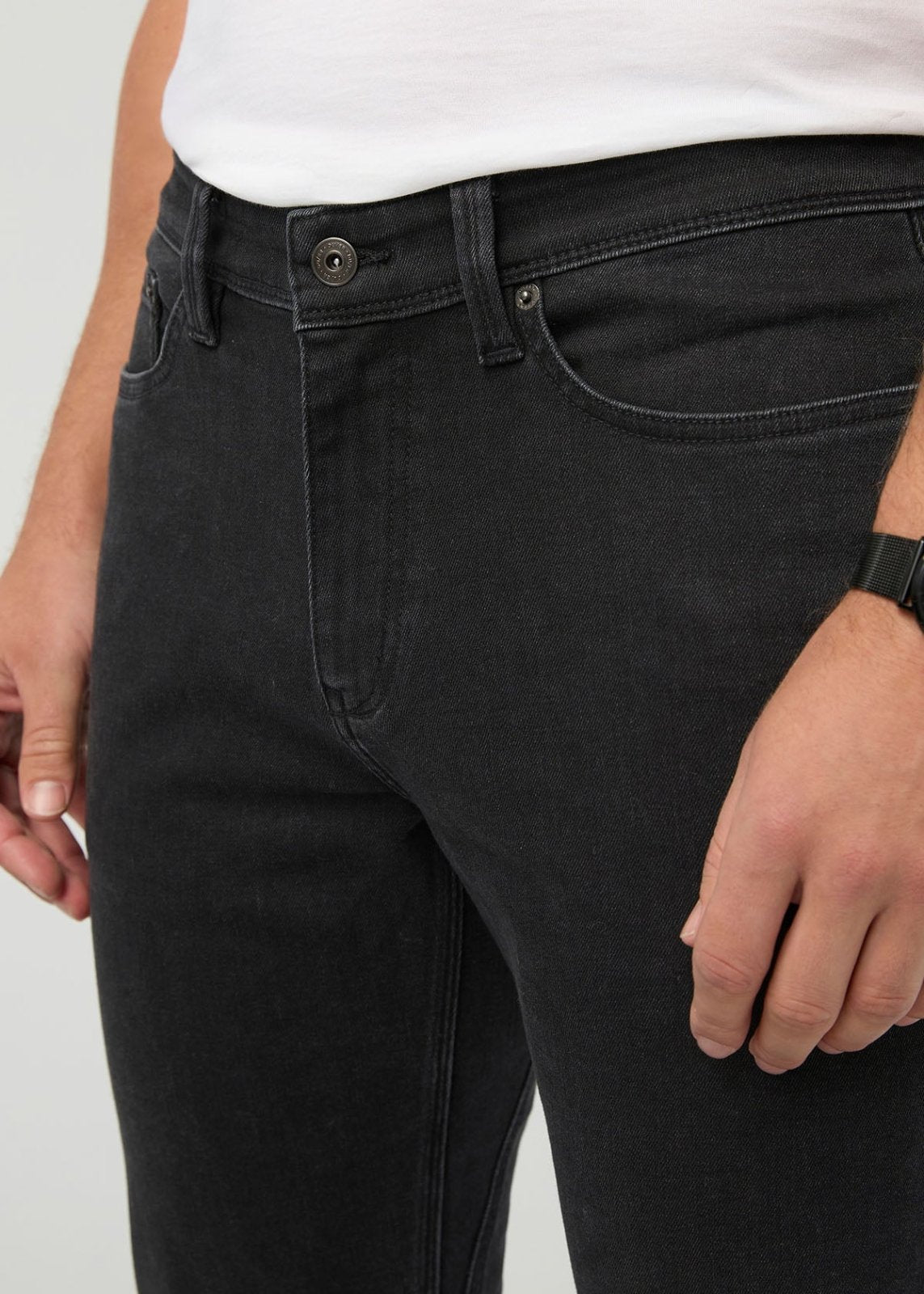 Jean Performance Slim Straight - Noir délavé, détail de fermeture éclair à l'avant