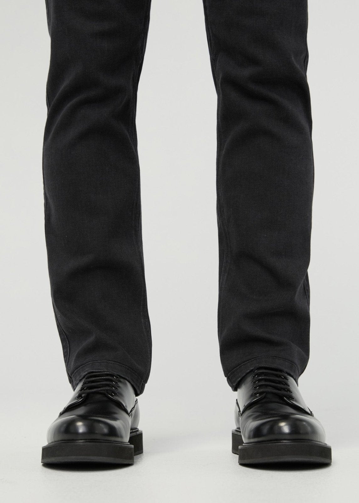 Jean Performance Slim Straight - Noir délavé, détail au niveau de la cheville à l'avant