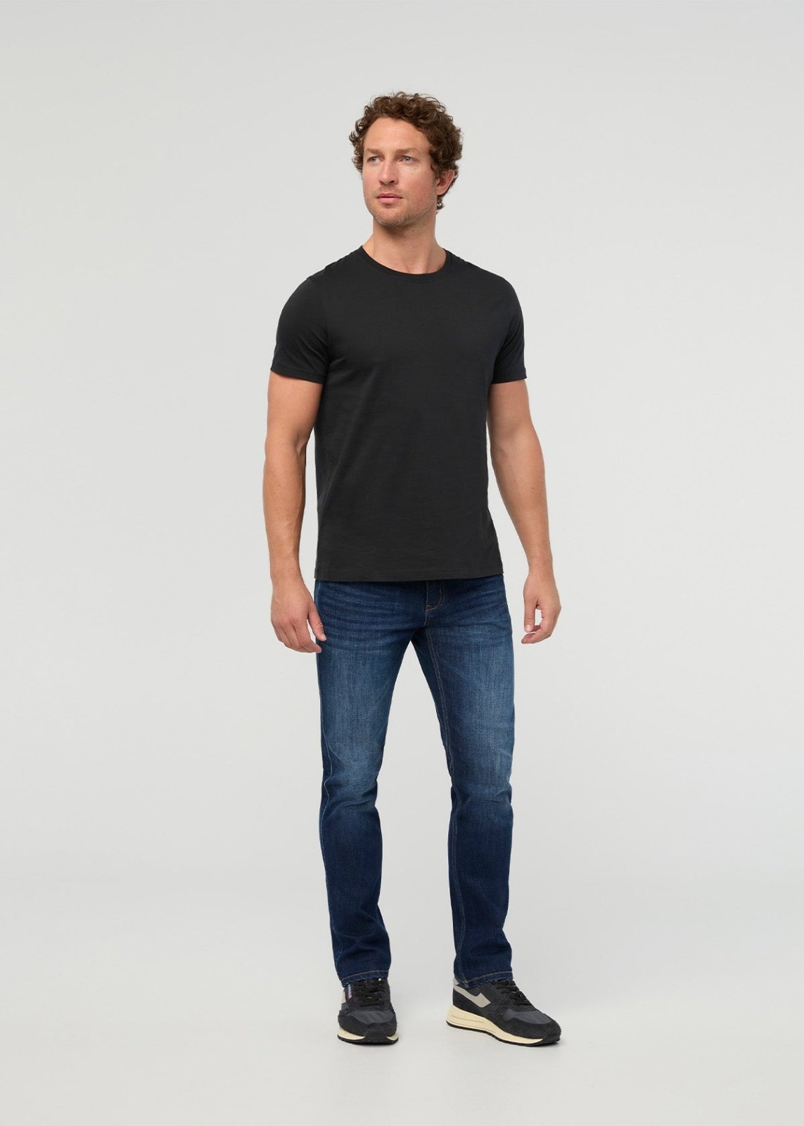 Jean stretch pour homme, coupe droite décontractée, couleur bleu lunaire, avec empiècement intégral sur le devant
