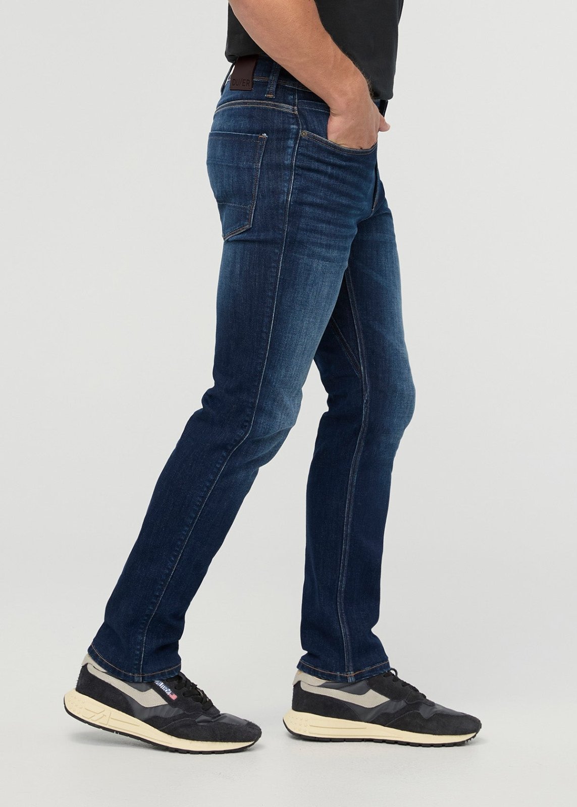 Jeans stretch pour homme, coupe droite décontractée, couleur bleu lunaire – vue de profil