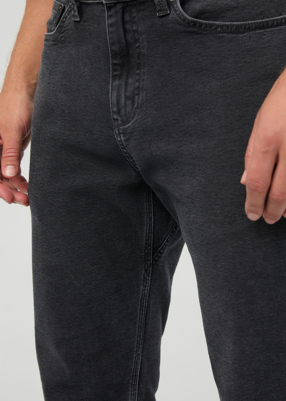 pantalon-homme-en-toile-extensible-coupe-ample-et-effilée-noir-avec-gousset-à-l'avant