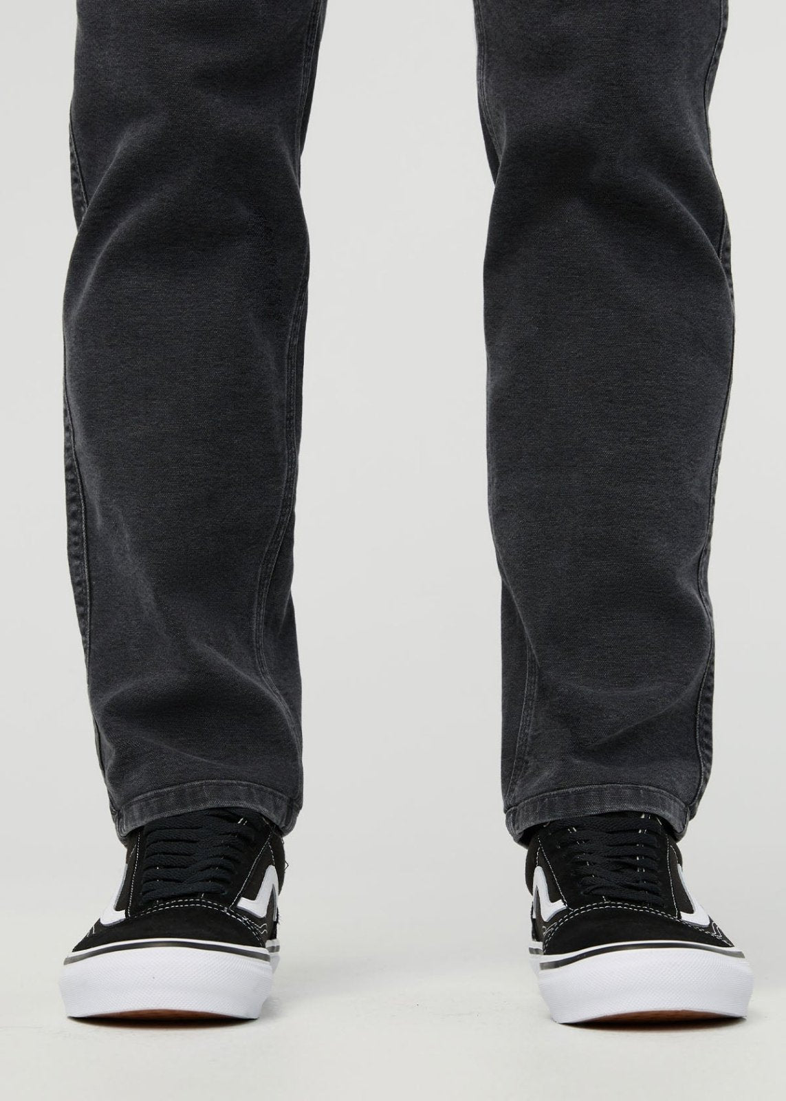 pantalon-homme-en-toile-extensible-coupe-ample-effilée-noir-détails-aux-chevilles