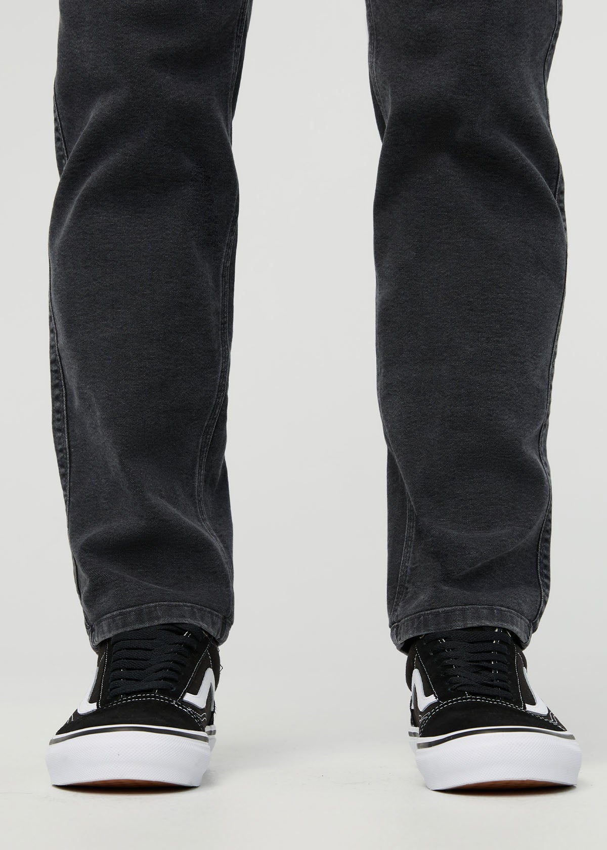 pantalon-homme-en-toile-extensible-coupe-ample-effilée-noir-détails-aux-chevilles