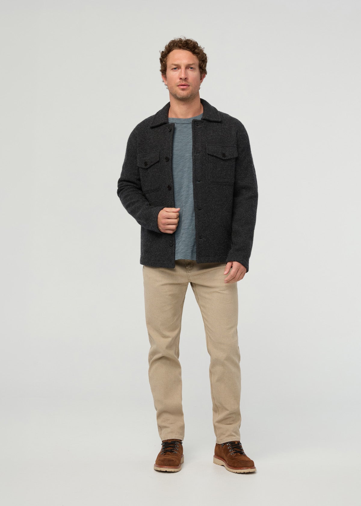pantalon-homme-en-toile-extensible-coupe-ample-et-effilée-beige - vue de face en pied