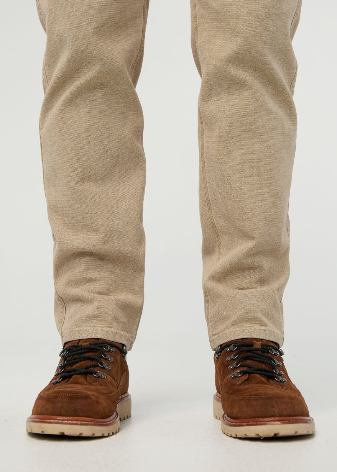 pantalon pour homme en toile extensible, coupe ample et fuselée, couleur beige, détail à la cheville