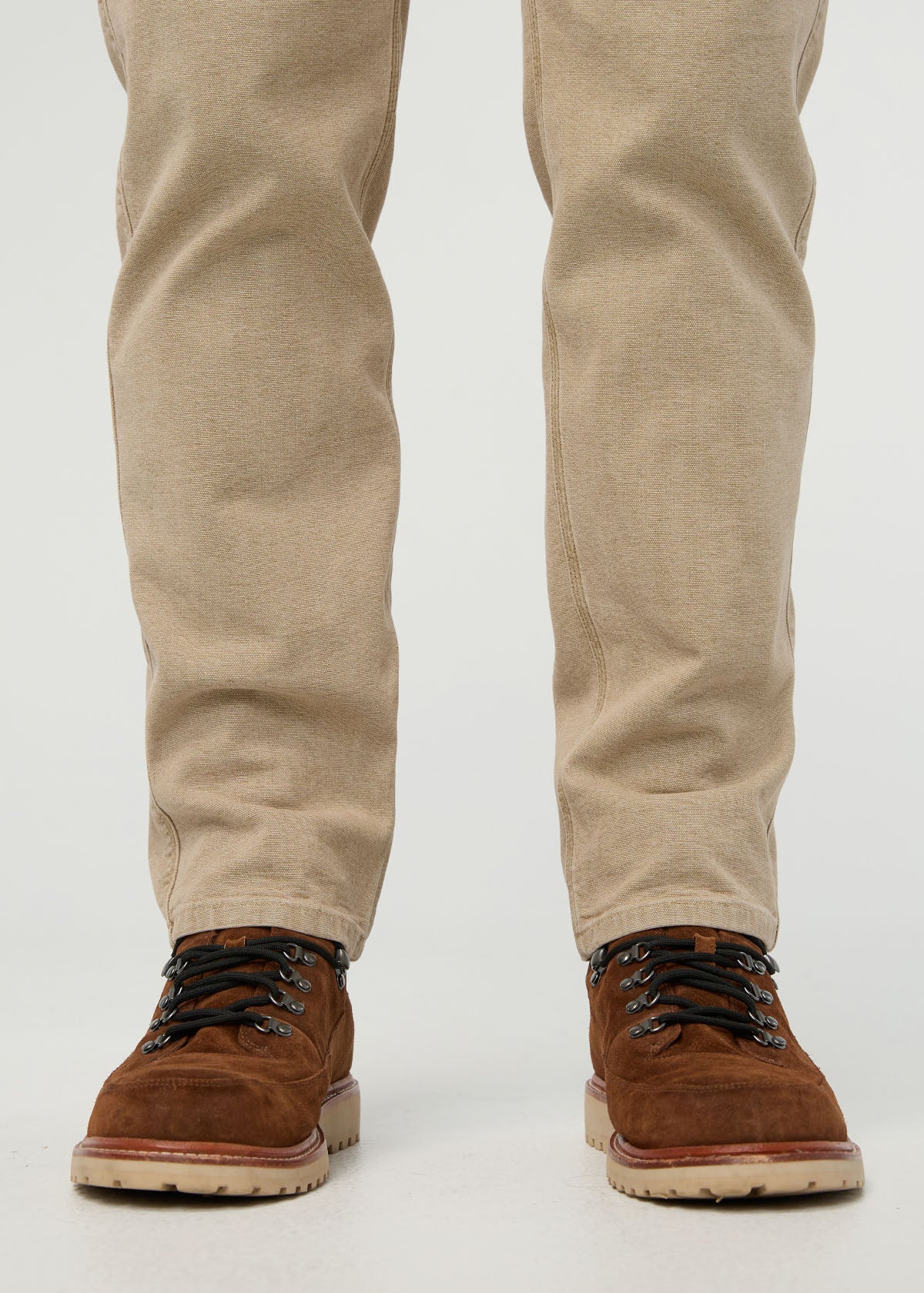 pantalon pour homme en toile extensible, coupe ample et fuselée, couleur beige, détail à la cheville