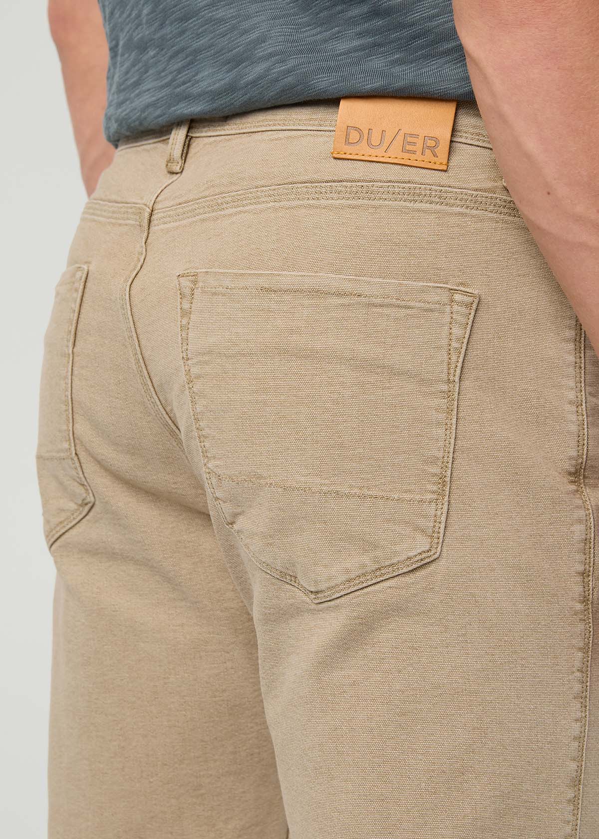 pantalon-homme-en-toile-extensible-coupe-ample-et-effilée-couleur-beige-détail-poche-arrière