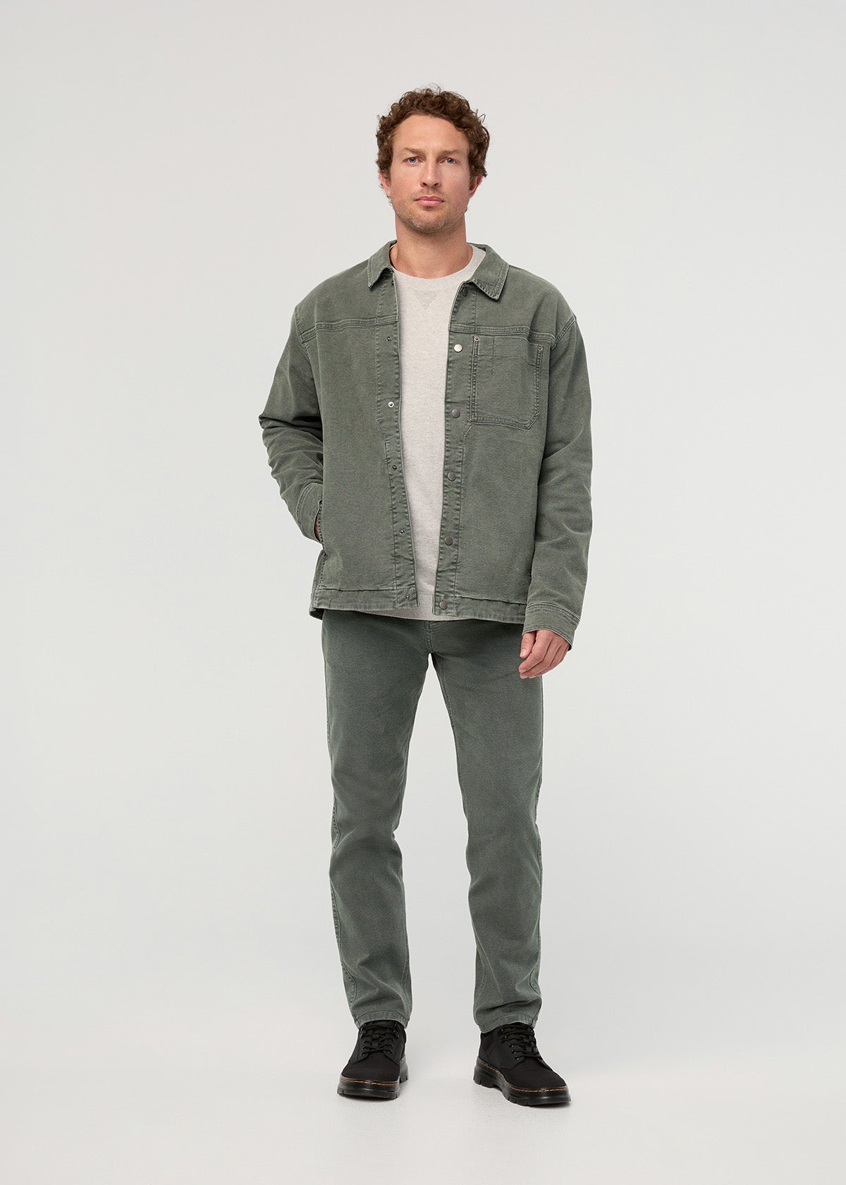pantalon-homme-en-toile-extensible-coupe-ample-et-effilée-couleur-thym - vue de face en pied