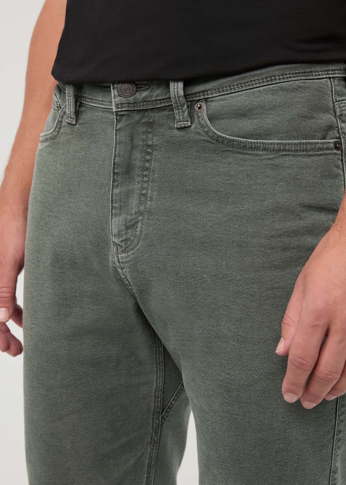 pantalon-homme-en-toile-extensible-coupe-large-effilée-couleur-thym - détail de l'avant