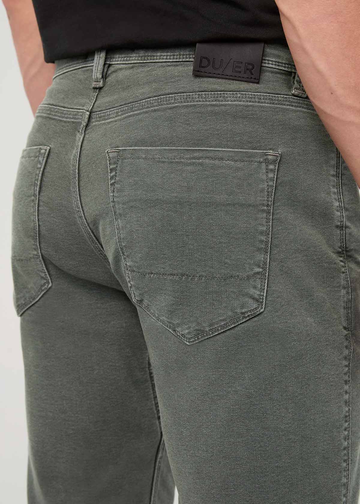 pantalon-homme-en-toile-extensible-coupe-ample-et-effilée-couleur-thym - détail de la poche arrière