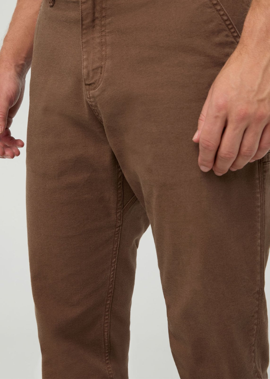 pantalon-de-menuisier-en-toile-extensible-pour-homme-teint-en-pièce-couleur-cacao - détail du gousset à l'avant