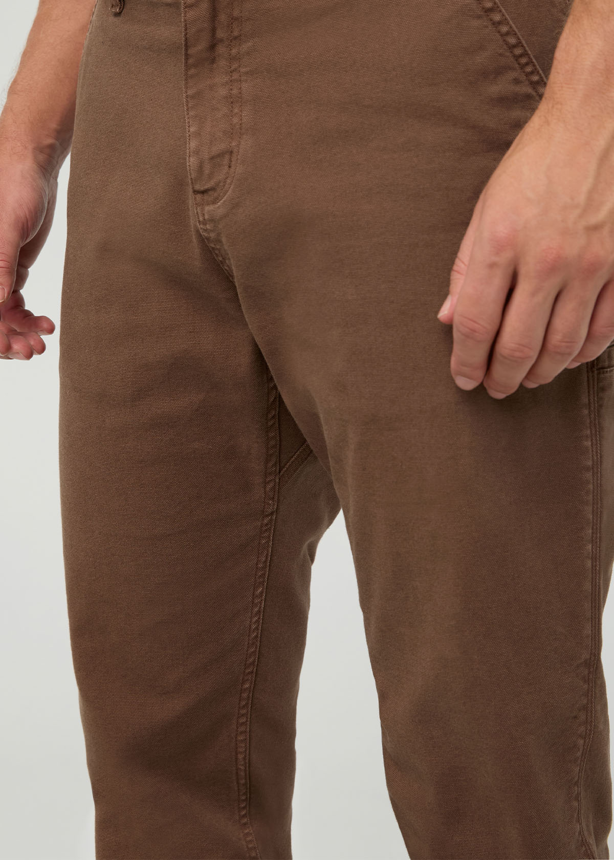 pantalon-de-menuisier-en-toile-extensible-pour-homme-teint-en-pièce-couleur-cacao - détail du gousset à l'avant