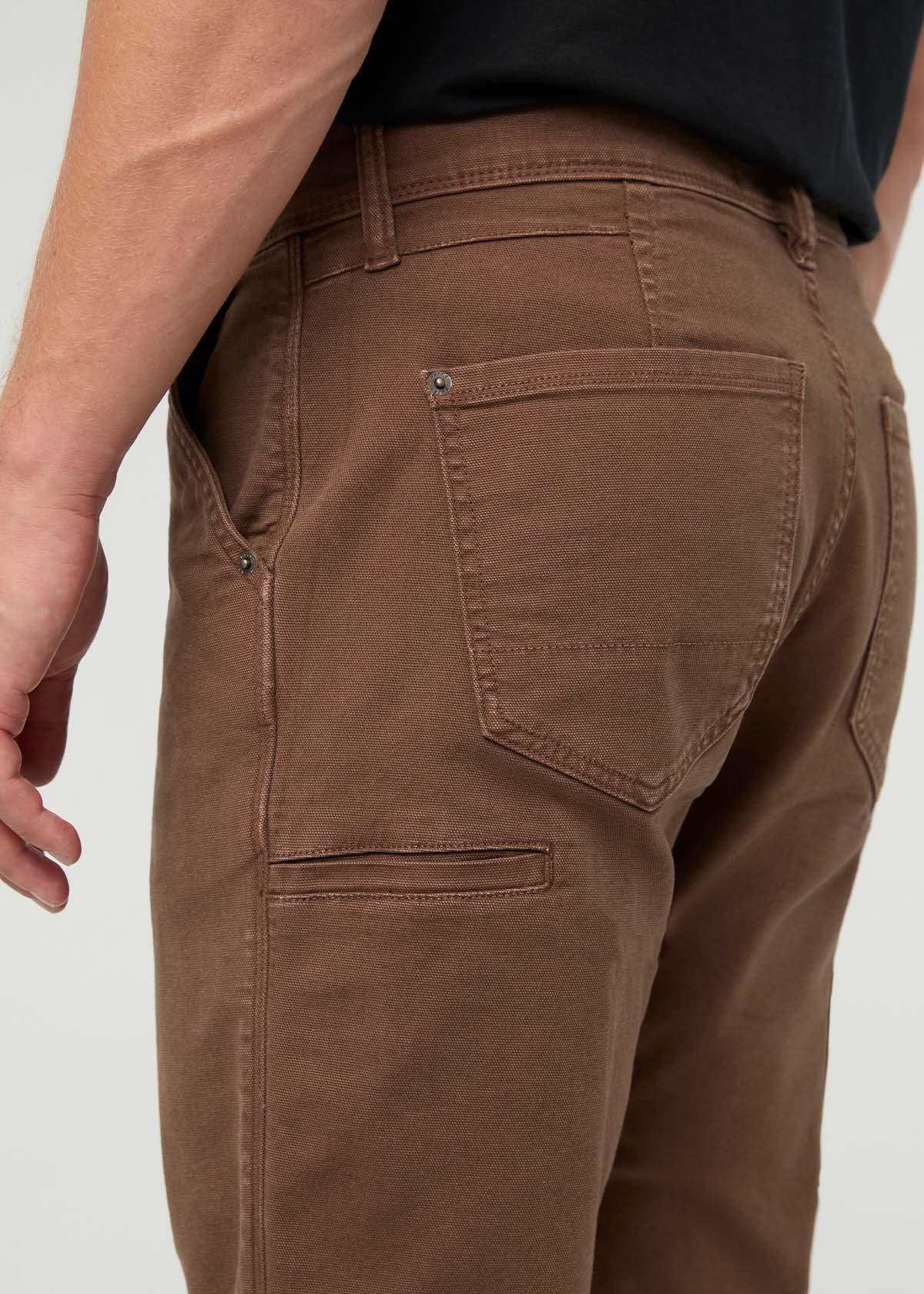 pantalon-de-charpentier-en-toile-extensible-pour-homme-teint-en-pièce-couleur-cacao - détail de la poche gauche