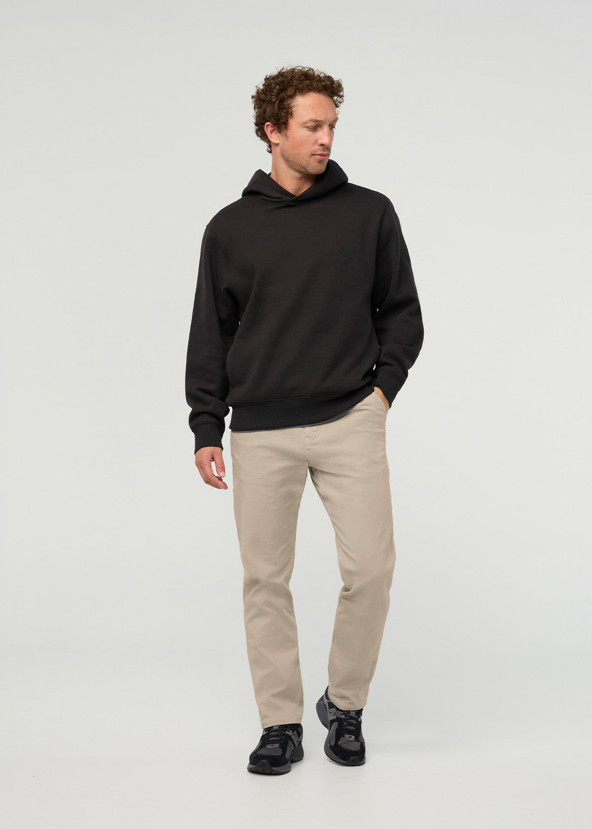 pantalon-de-charpentier-en-toile-extensible-pour-homme-teint-en-pièce-couleur-sable - vue de face en pied
