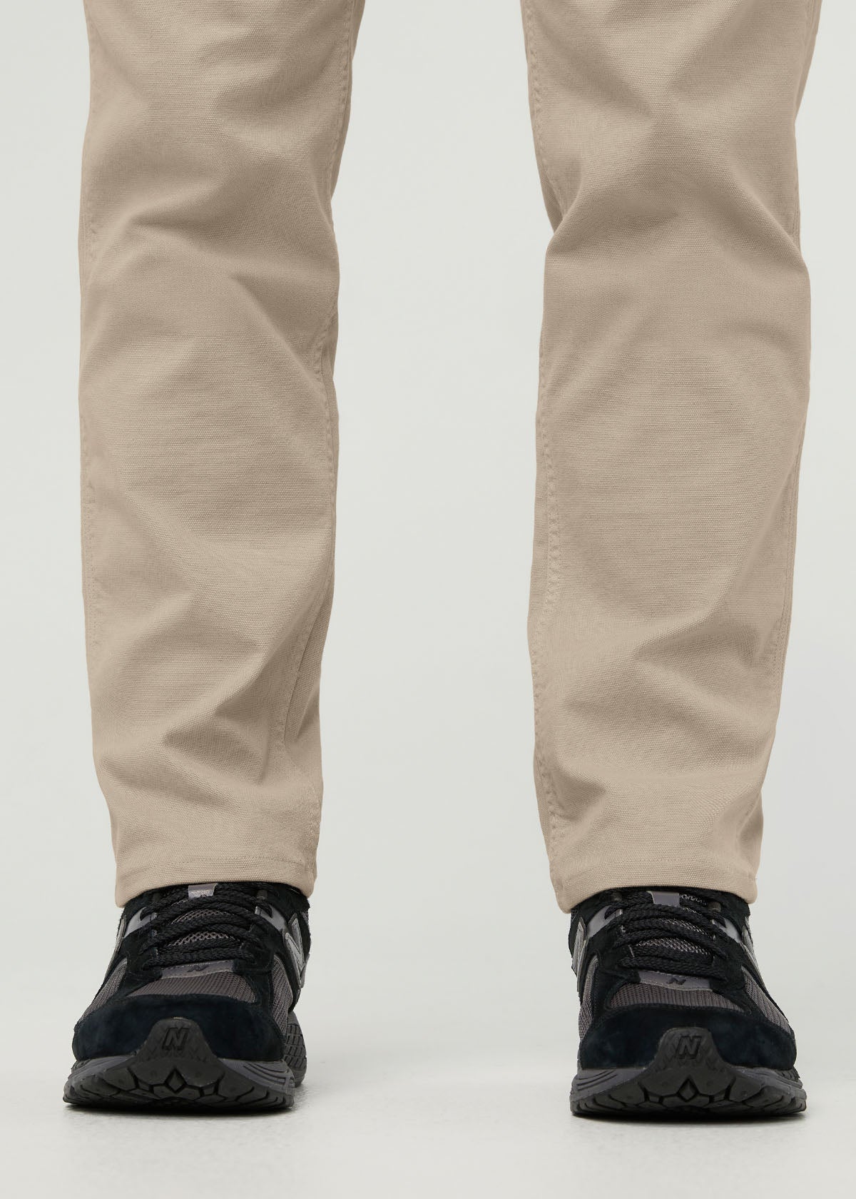 pantalon-de-menuisier-en-toile-extensible-pour-homme-teint-en-pièce-couleur-sable-avec-détail-au-niveau-de-la-cheville