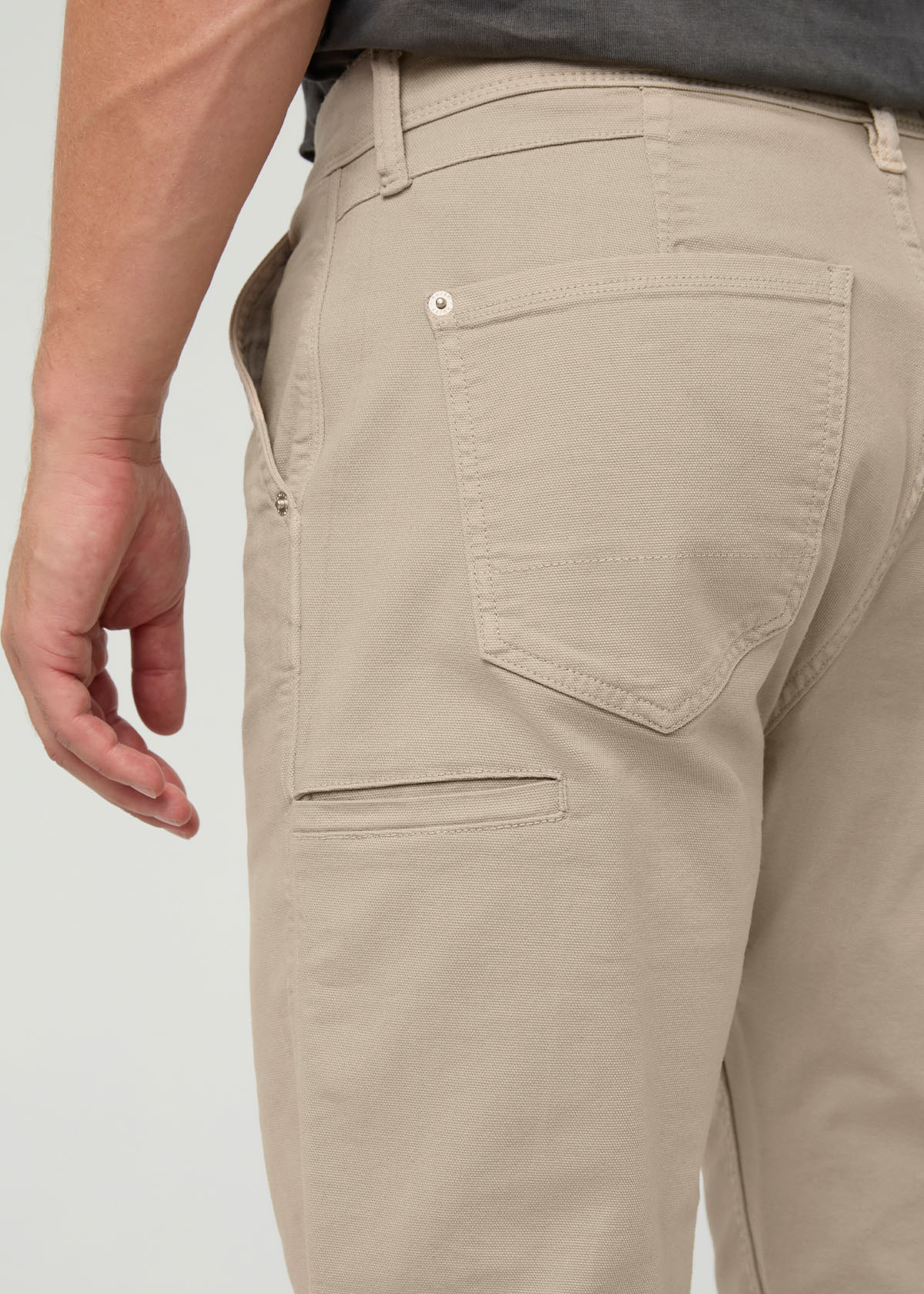 pantalon-de-menuisier-en-toile-extensible-pour-homme-teint-en-pièce-couleur-sable - détail de la poche gauche