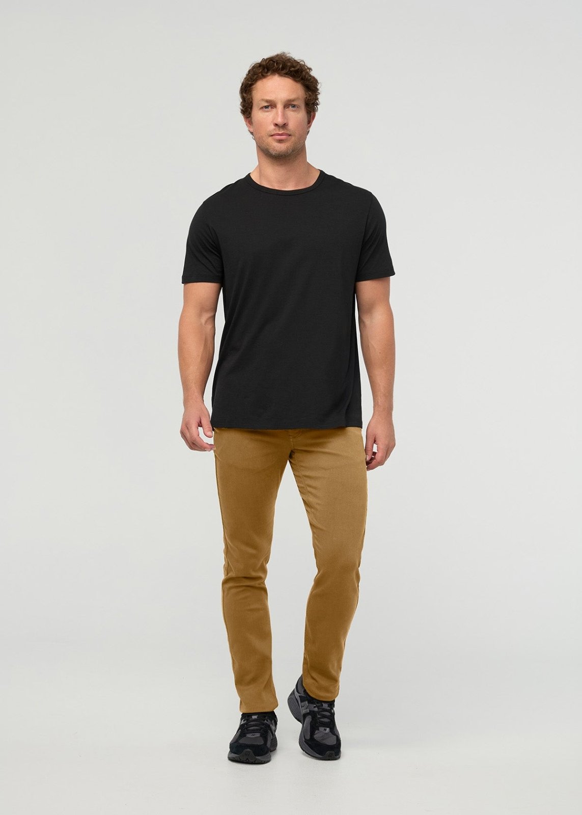 Pantalon de survêtement habillé slim droit pour homme, couleur caramel – vue de face en pied