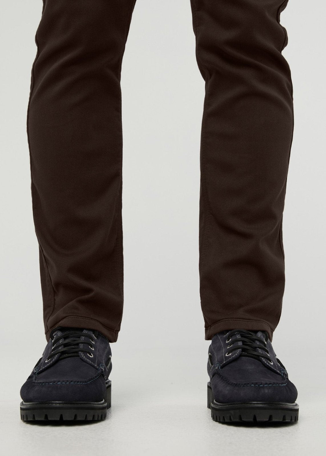 pantalon-homme-anti-transpiration-coupe-slim-droite-coupe-large avec détail au niveau de la cheville à l'avant