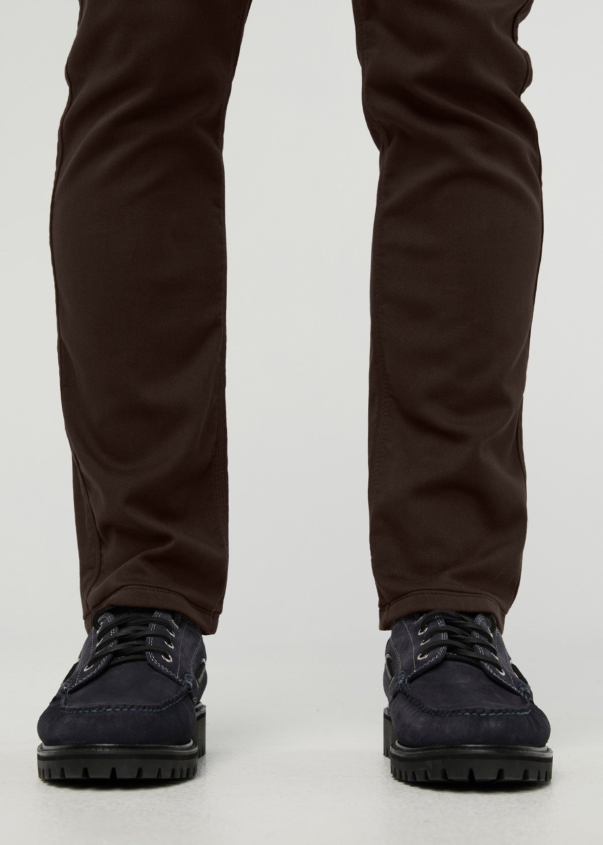 pantalon-homme-anti-transpiration-coupe-slim-droite-coupe-large avec détail au niveau de la cheville à l'avant