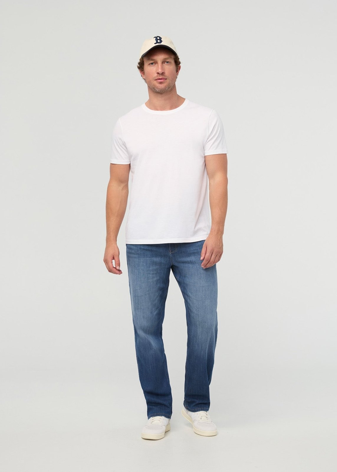 Men’s Undertow Lightweight Stretch Relaxed Straight Jeans full body