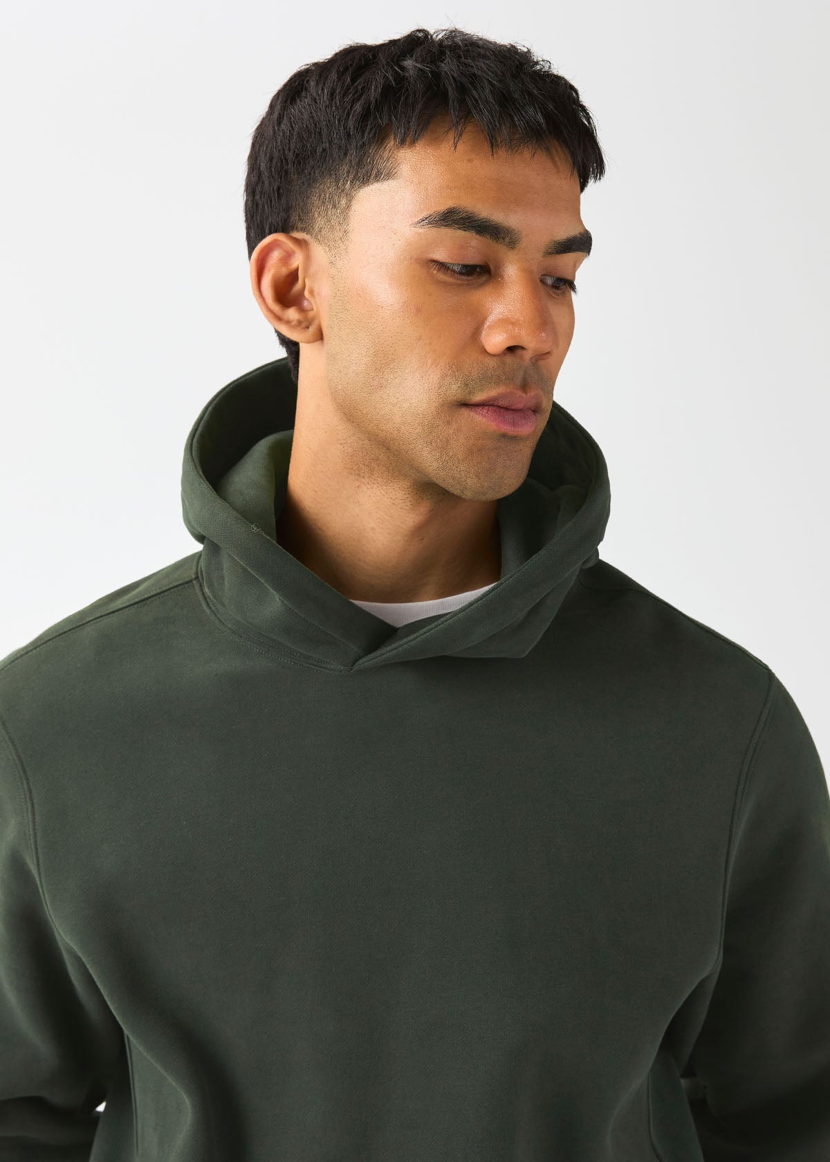 durasoft-fleece-motion-hoodie-evergreen front collar detail