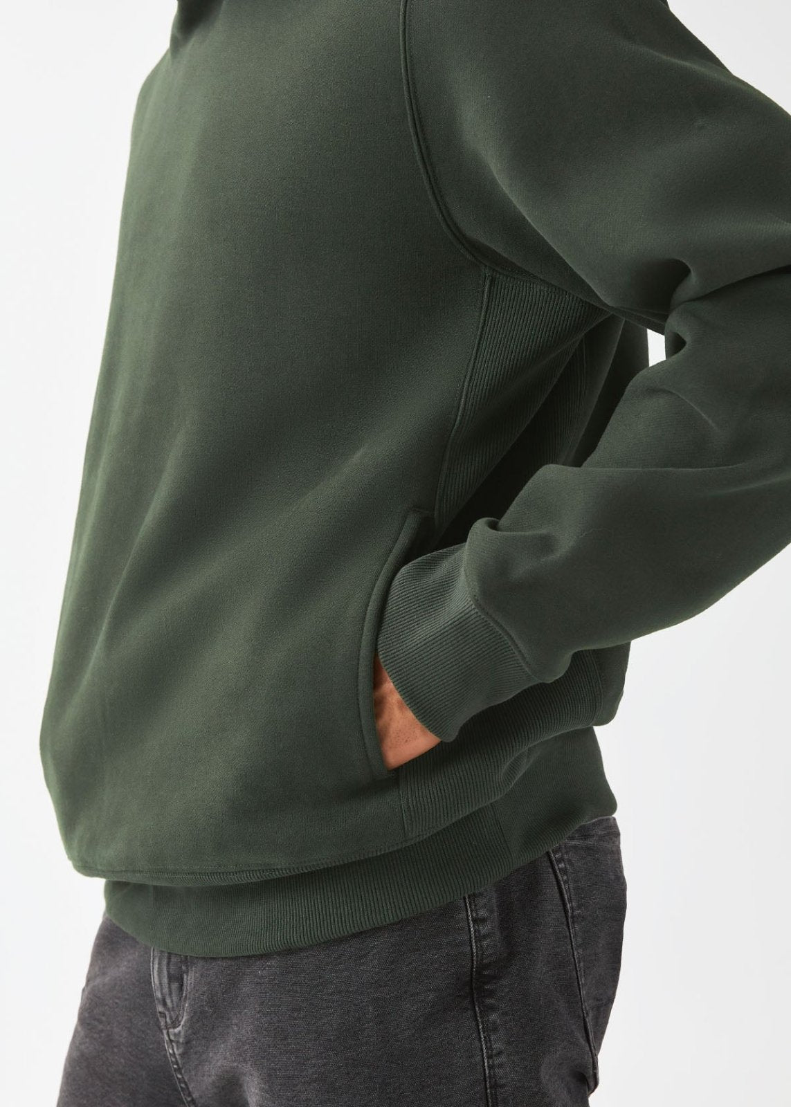 durasoft-fleece-motion-hoodie-evergreen : détail de la poche gauche