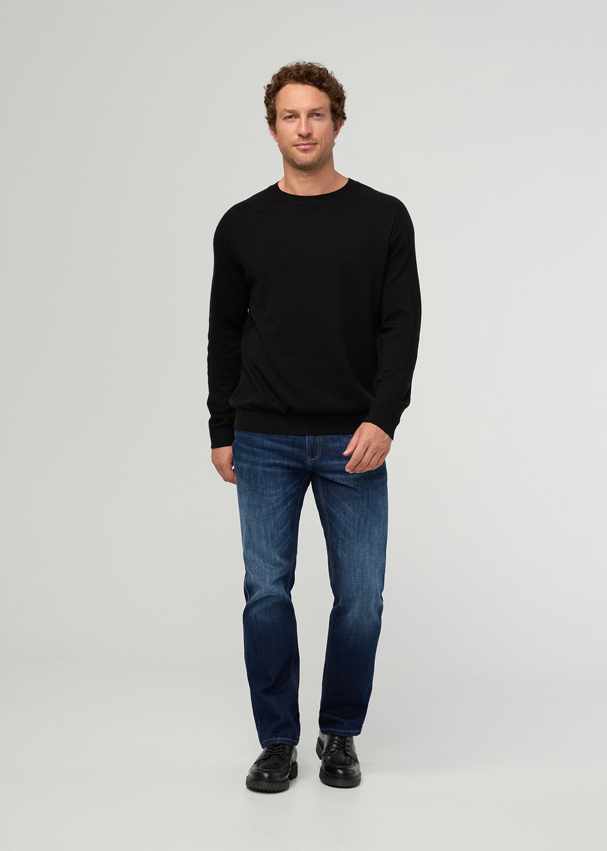 Pull homme Easyknit Lite à col rond, noir – Vue de face en pied