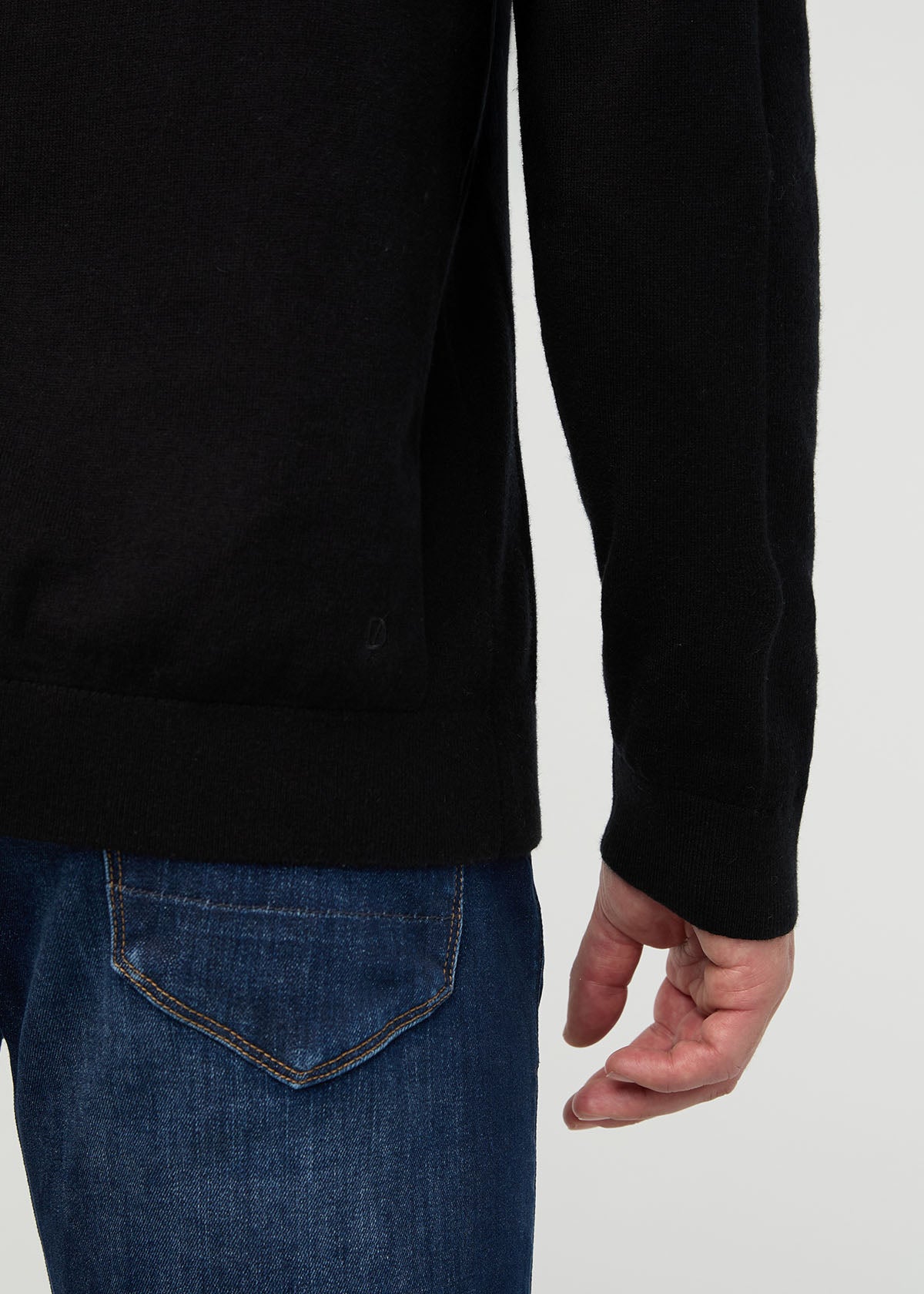 détail de la manche arrière droite du pull à col rond « Easyknit Lite » pour homme, noir