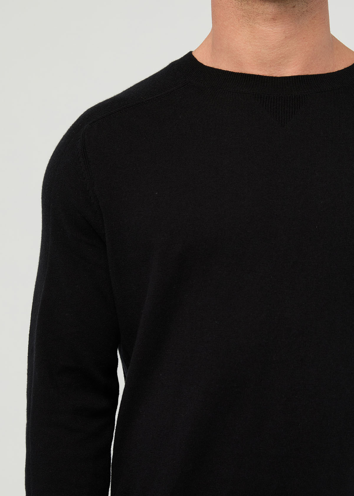 mens-easyknit-lite-col-rond-noir : détail de la manche droite à l'avant