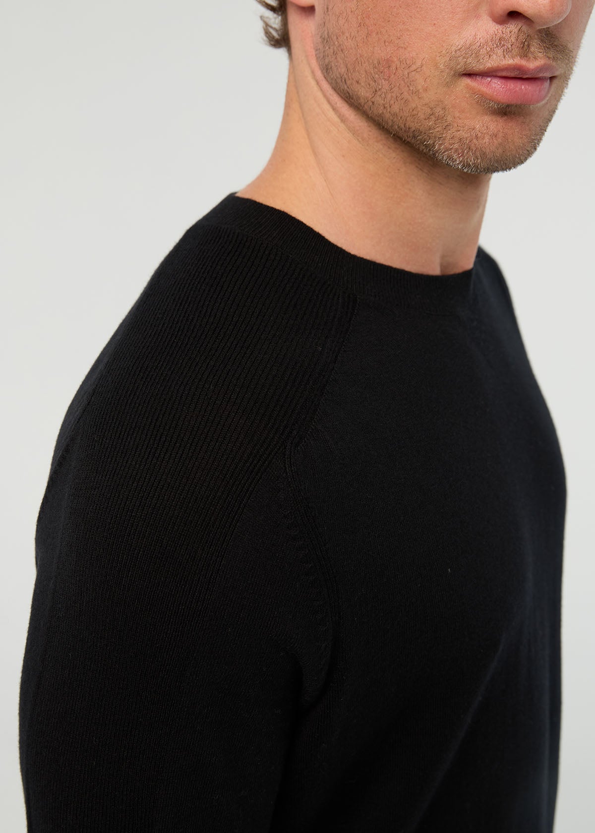 mens-easyknit-lite-col-rond-noir : détail de l'épaule droite