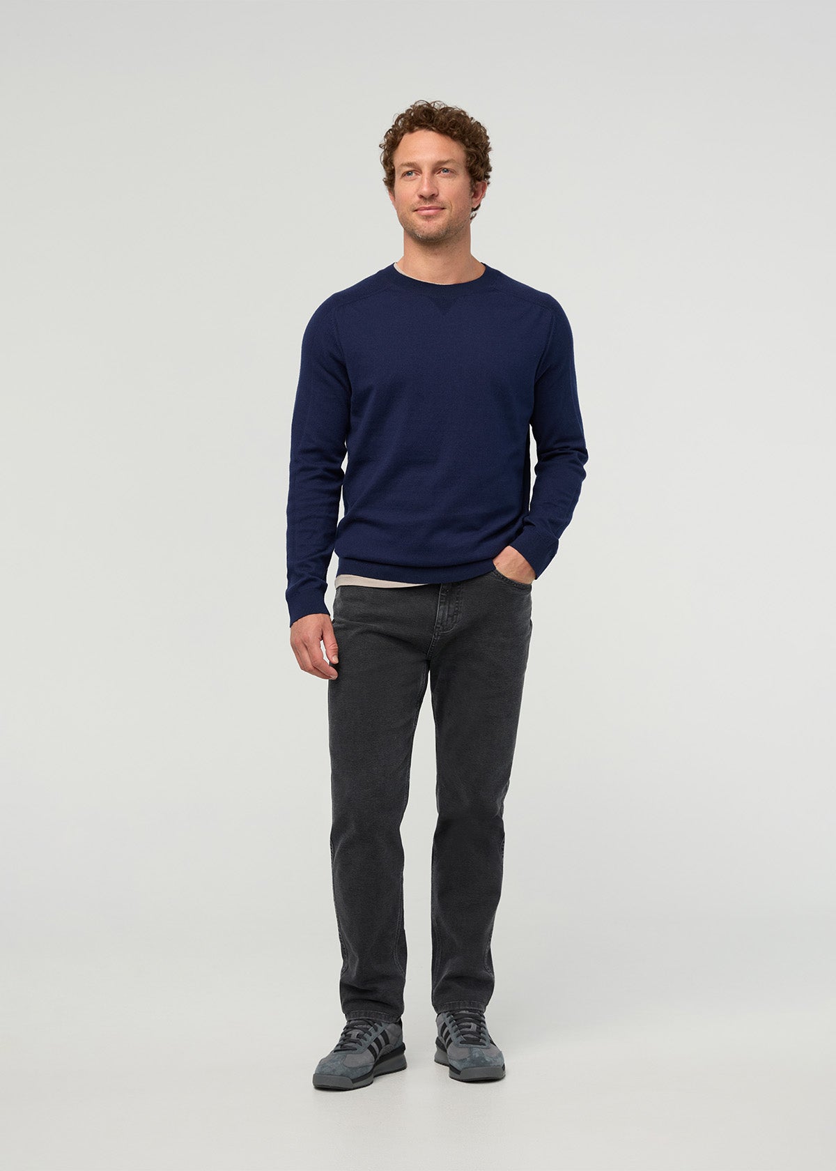 Pull homme Easyknit Lite à col rond, bleu marine vif – Vue de face complète