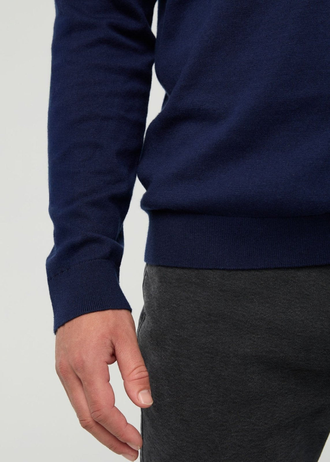 mens-easyknit-lite-crew-neck-bright-navy sleeve detail