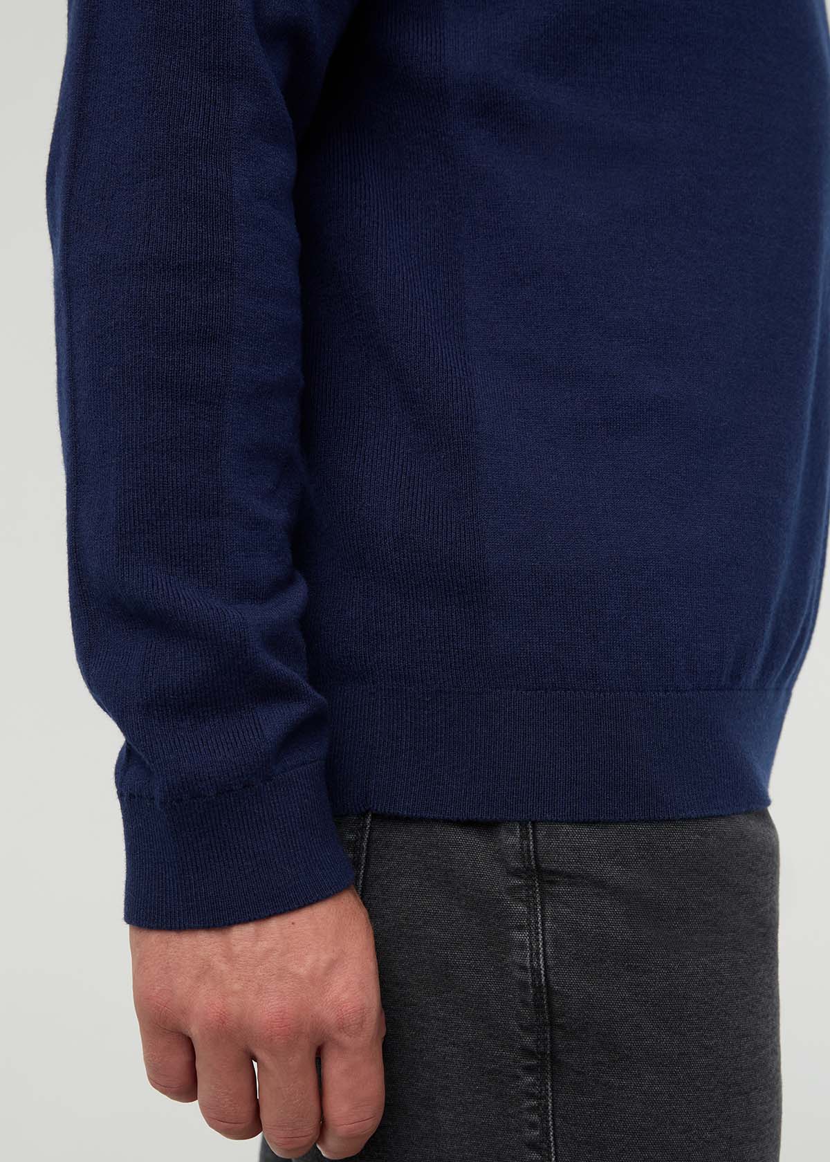 détail des manches du pull à col rond « Easyknit Lite » pour homme, bleu marine vif