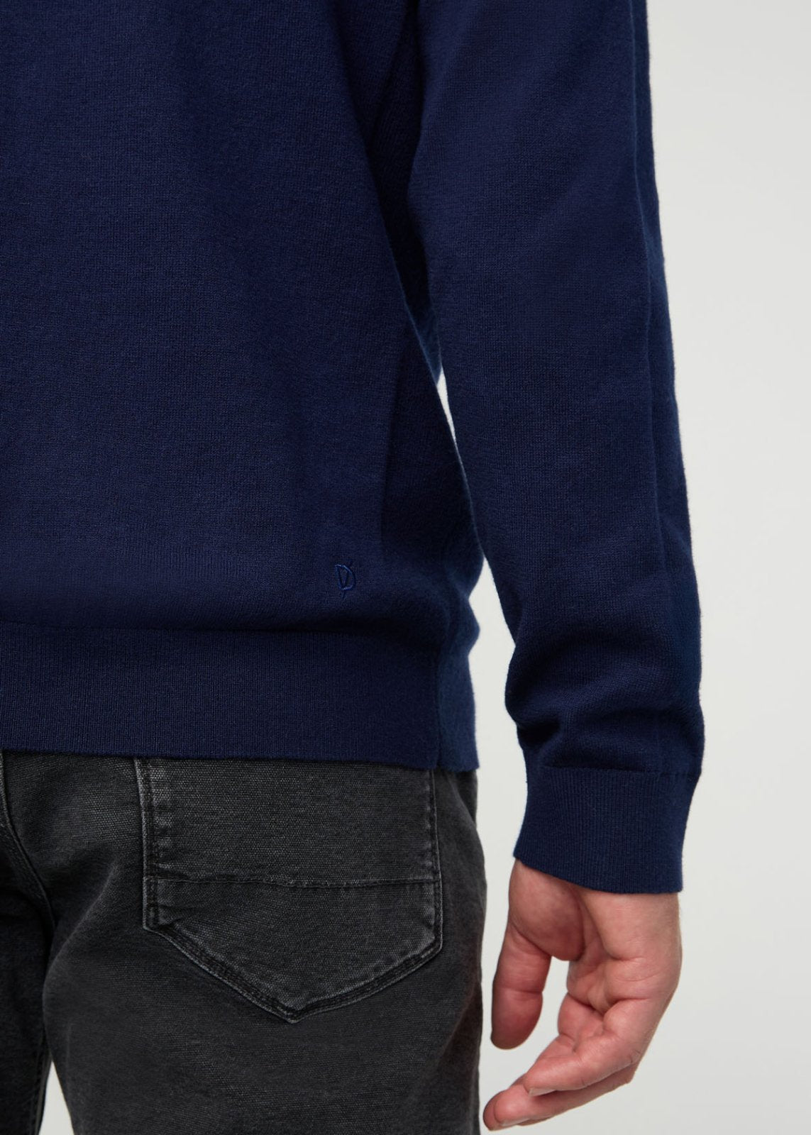 mens-easyknit-lite-crew-neck-bright-navy right sleeve detail