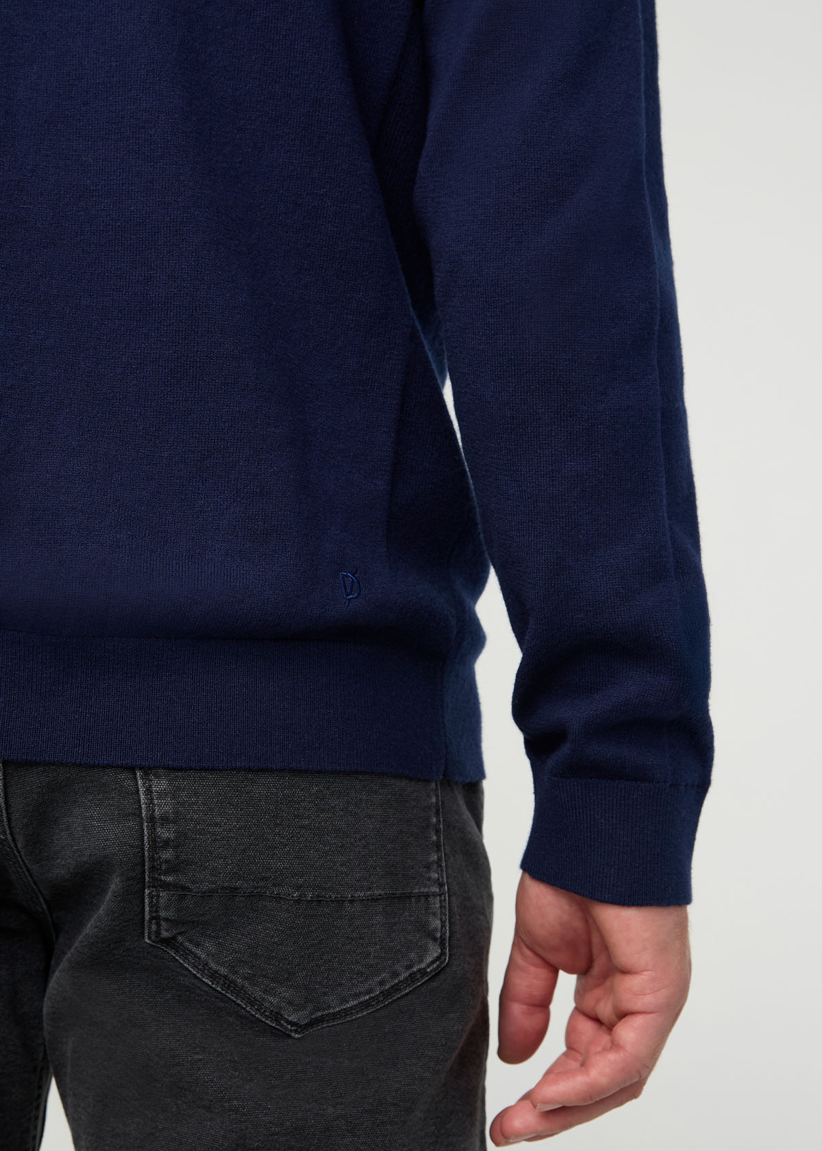 mens-easyknit-lite-col-rond-bleu-marine-vif - détail de la manche droite