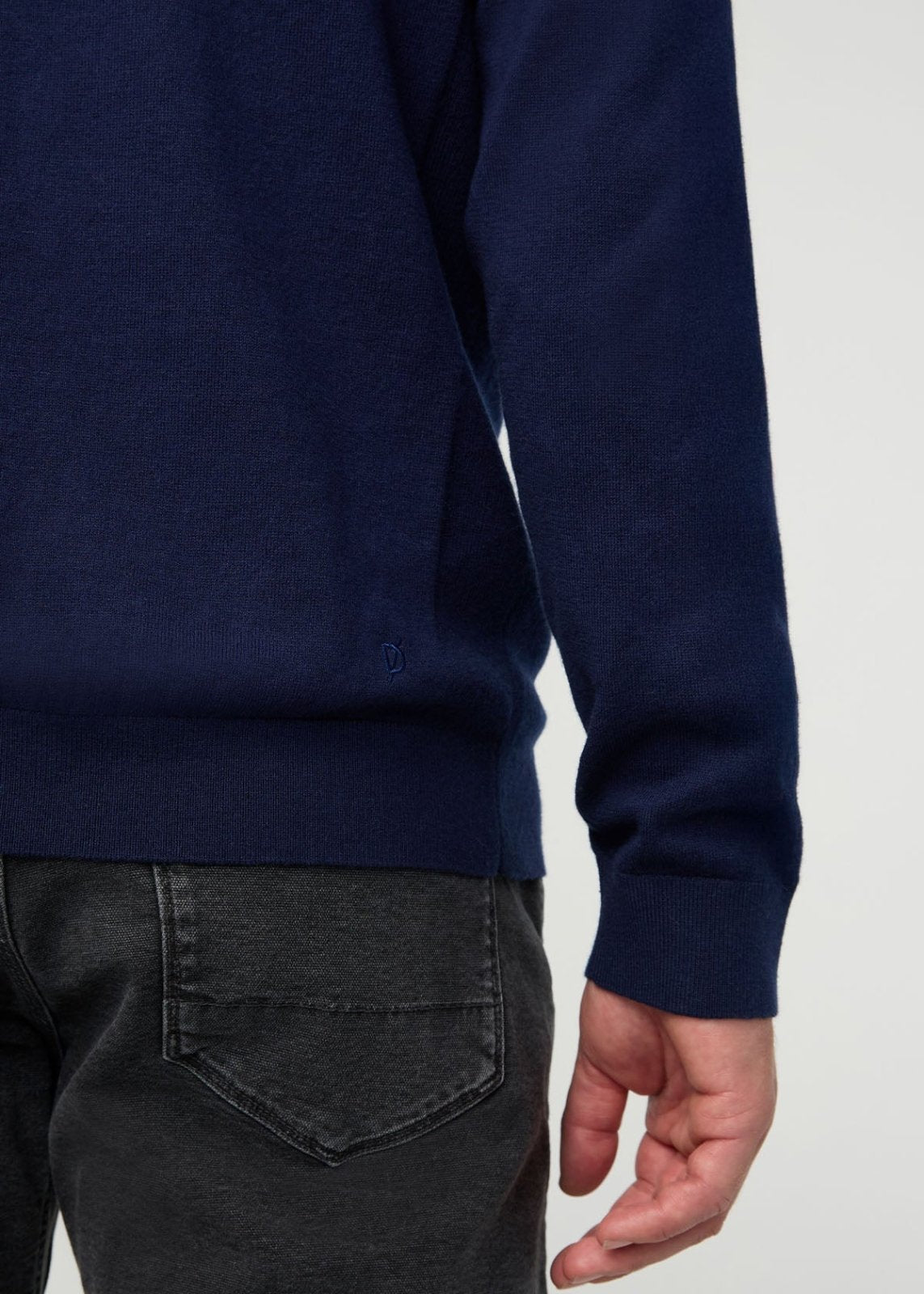 mens-easyknit-lite-crew-neck-bright-navy back detail