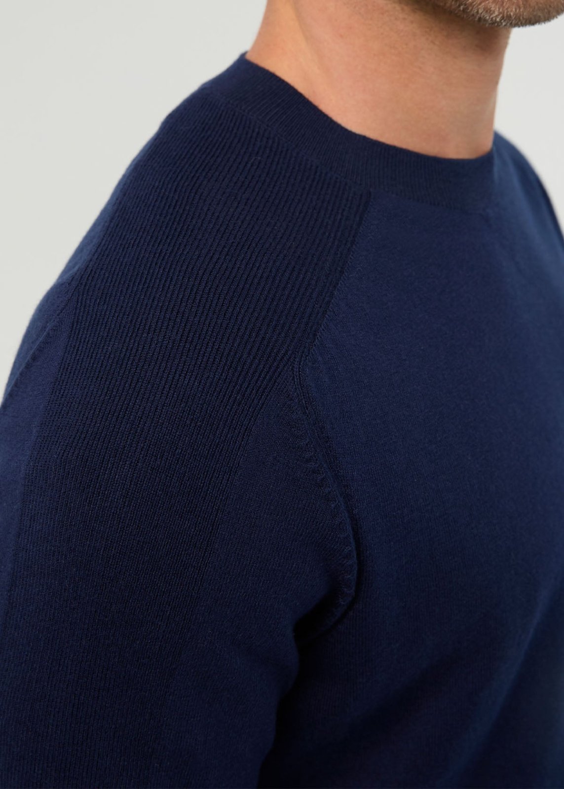 mens-easyknit-lite-crew-neck-bright-navy shoulder detail