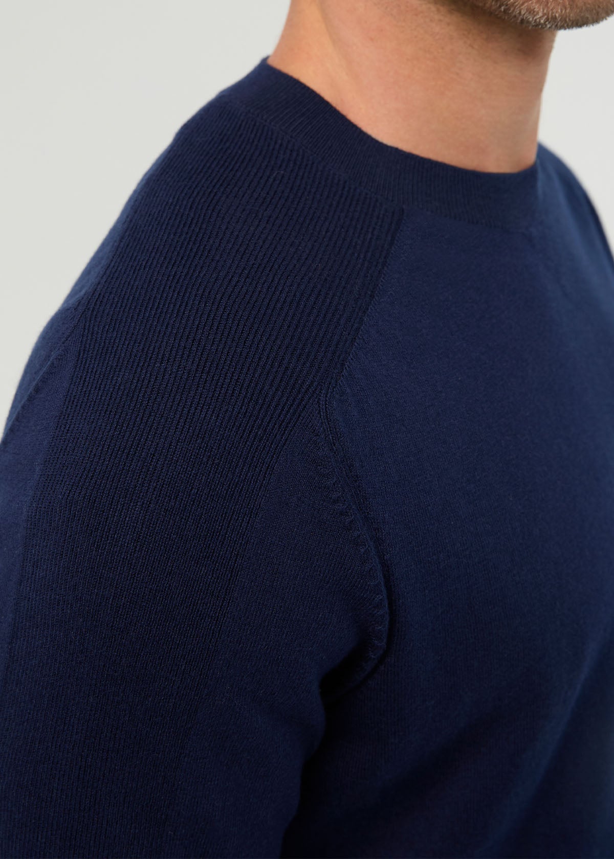 Pull homme Easyknit Lite à col rond, bleu marine vif, détail aux épaules