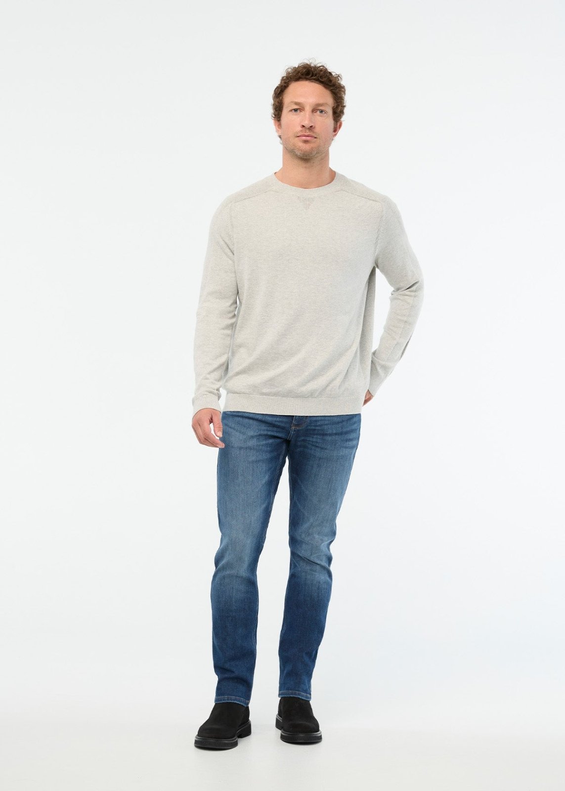 Pull homme Easyknit Lite à col rond, couleur Earl Grey – Vue de face en pied