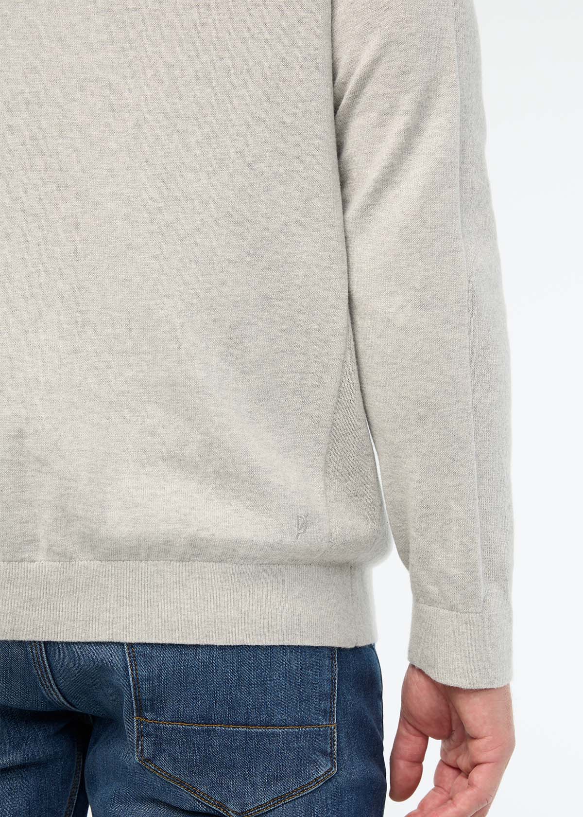 détail de la manche arrière droite du pull « Easyknit Lite » à col rond, couleur Earl Grey pour homme